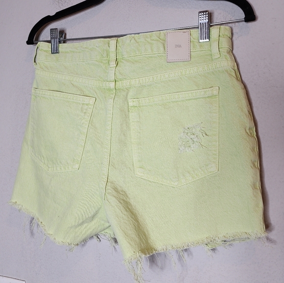 NWT Zara Lime Green Denim Distressed Cutoff Shorts women's size 6 - Picture 3 of 13